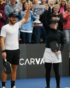 Hình ảnh một vận động viên tự tin cầm vợt CRBN 3X, thể hiện phong cách chơi chuyên nghiệp và sức mạnh vượt trội.