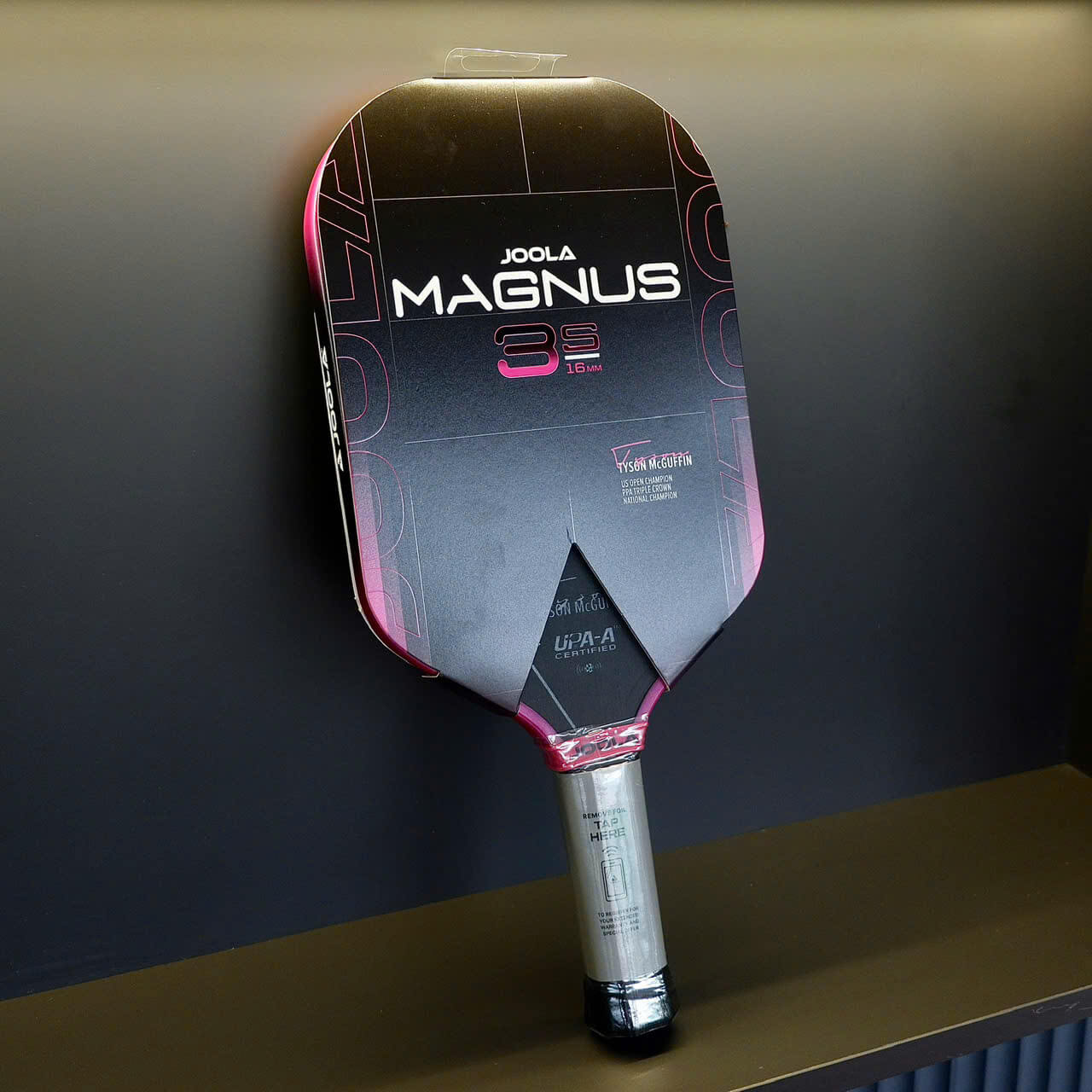 Vợt JOOLA Magnus 3S 16mm – Công Nghệ Tiên Tiến Cho Người Chơi Pickleball. Cận cảnh vợt JOOLA Magnus 3S 16mm với tay cầm Feel-Tec Pure Grip và cấu trúc bề mặt carbon tích điện