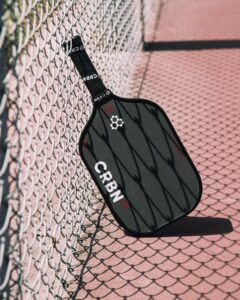 Hình ảnh mô tả thiết kế Unibody độc đáo của vợt Pickleball CRBN 3X, thể hiện cấu trúc chắc chắn và linh hoạt, giúp người chơi cảm nhận bóng tốt hơn.