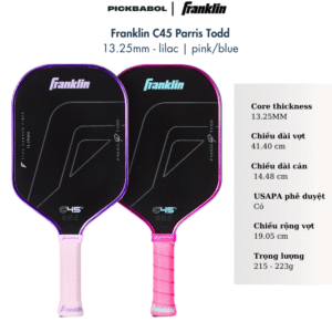 Franklin Sports tiếp tục khẳng định vị thế hàng đầu trong lĩnh vực pickleball bằng việc hợp tác trực tiếp cùng các tay vợt chuyên nghiệp. Lần này, Franklin đã bắt tay với Parris Todd – một trong những ngôi sao sáng nhất của làng pickleball – để cho ra đời cây vợt Franklin C45 Parris Todd Signature Được thiết kế tỉ mỉ và ứng dụng công nghệ hiện đại, Franklin C45 mang đến sự cân bằng hoàn hảo giữa sức mạnh bùng nổ, khả năng kiểm soát chính xác và độ bền vượt trội, phù hợp cho những tay vợt trung cấp đến chuyên nghiệp muốn nâng tầm trận đấu của mình. Cốt lõi PowerFlex Polymer 13.25mm – tối ưu độ bền và khả năng giảm rung, đồng thời tạo ra lực đánh mạnh mẽ. Thiết kế Double-Thermoformed Unibody Frame – tăng độ chắc chắn, giảm chấn động và kéo dài tuổi thọ vợt. Foam Channel bên trong – giúp duy trì cấu trúc bền vững, hỗ trợ kiểm soát cú đánh ổn định và lâu dài. Bề mặt Carbon Fiber T700 45° Peel Ply – tăng độ ma sát, mang lại khả năng xoáy bóng và kiểm soát quỹ đạo chính xác. Tay cầm dài 5,7 inch – hoàn hảo cho những ai thích đánh hai tay hoặc cần thêm độ linh hoạt khi xử lý bóng. Được chứng nhận bởi USA Pickleball và UPA-A – đủ tiêu chuẩn thi đấu chuyên nghiệp.
